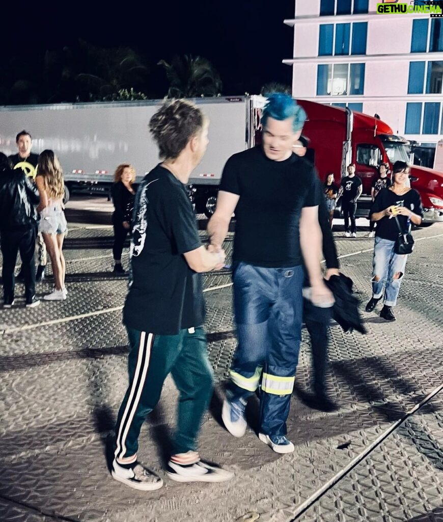Dominic Howard Instagram - What a ledge 🎸 Being a super fan was exactly how I came across and who he probably thought I was as I held his hand 🤓🤣 #jackwhite #audacybeachfestival