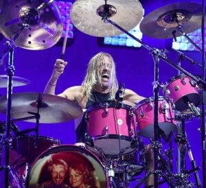 Dominic Howard Instagram - I’m so shocked and sad to hear this news today. I first saw and heard Taylor play the drums when I recorded an Alanis show on vhs when I was about 17. I watched it all the time thinking who fuck is this drummer! Joining the Foo’s was perfect and fortunately we were lucky enough to meet, hang out and share many stages together over the years where I’d be standing there completely in awe of his playing. A true legend and massive drumming inspiration to myself and so many others. You’ll be greatly missed. 🤟🏼🥁💔