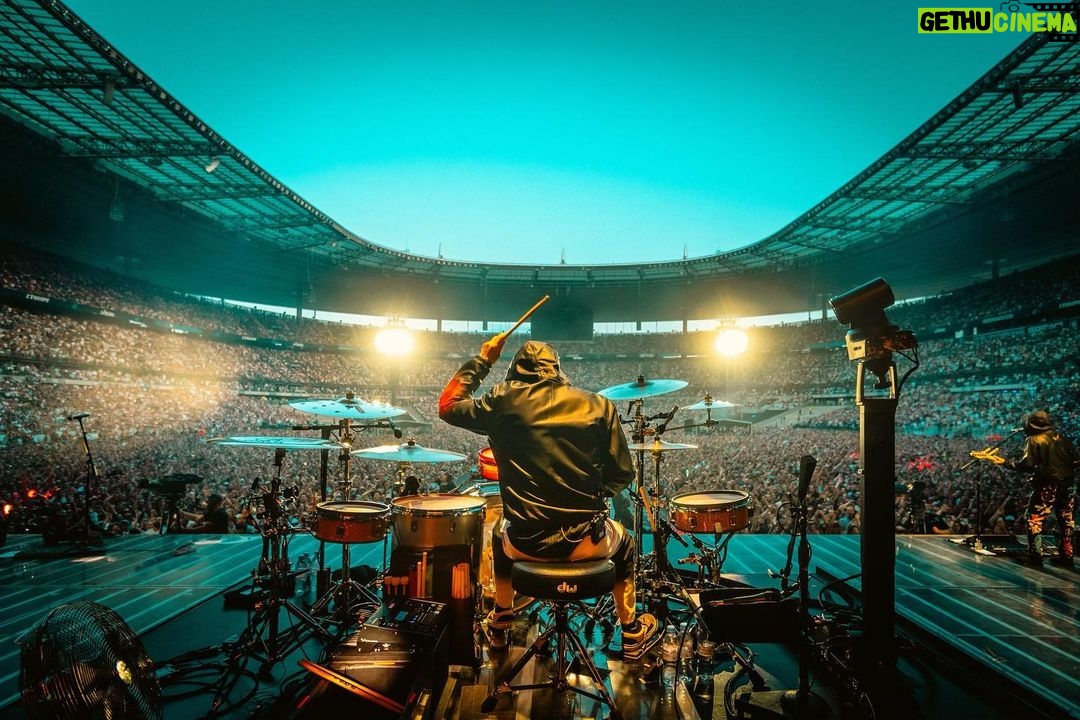 Dominic Howard Instagram - Merci Paris! That was insane ⚡️🌪️⚡️ Stade de France