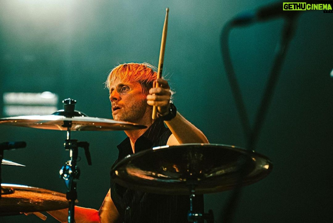 Dominic Howard Instagram - Merci Paris! That was insane ⚡️🌪️⚡️ Stade de France