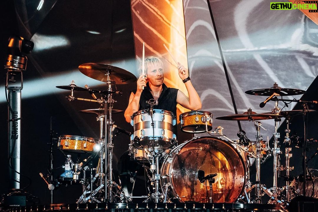 Dominic Howard Instagram - Merci Paris! That was insane ⚡️🌪️⚡️ Stade de France