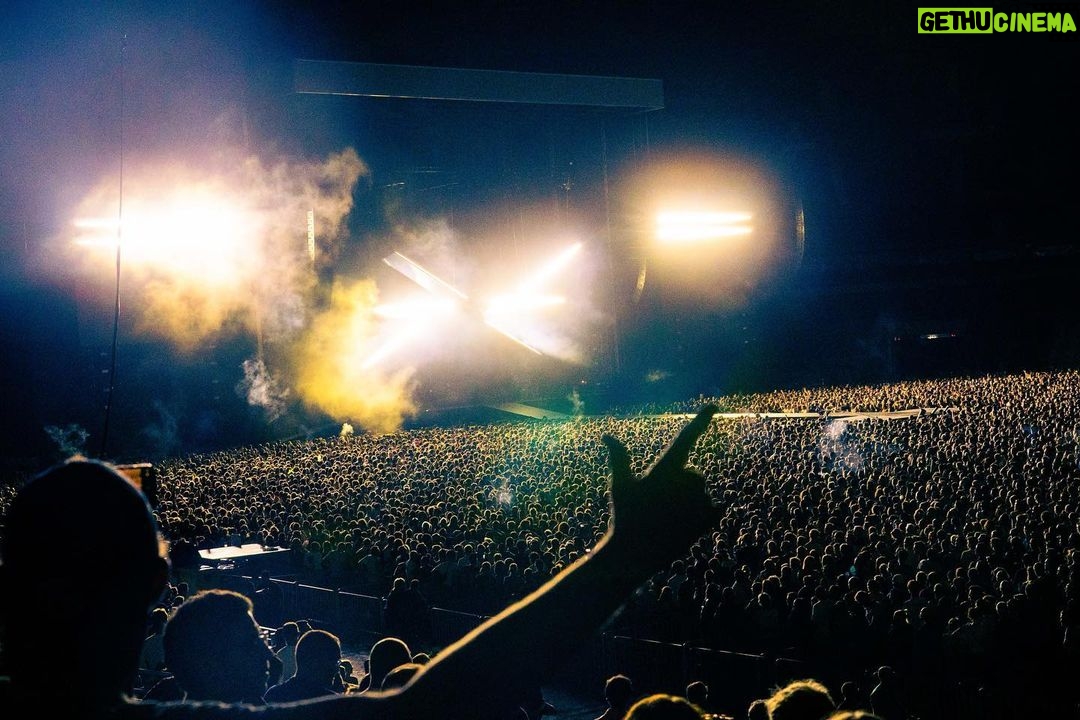 Dominic Howard Instagram - Merci Paris! That was insane ⚡️🌪️⚡️ Stade de France