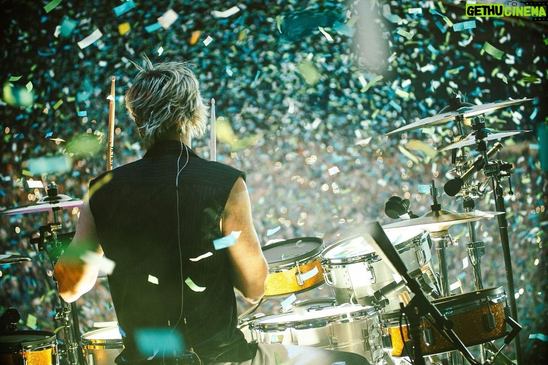 Dominic Howard Instagram - Best circle pit of the tour so far Huddersfield 🤘🏼🌪️🤘🏼 John Smith’s Stadium