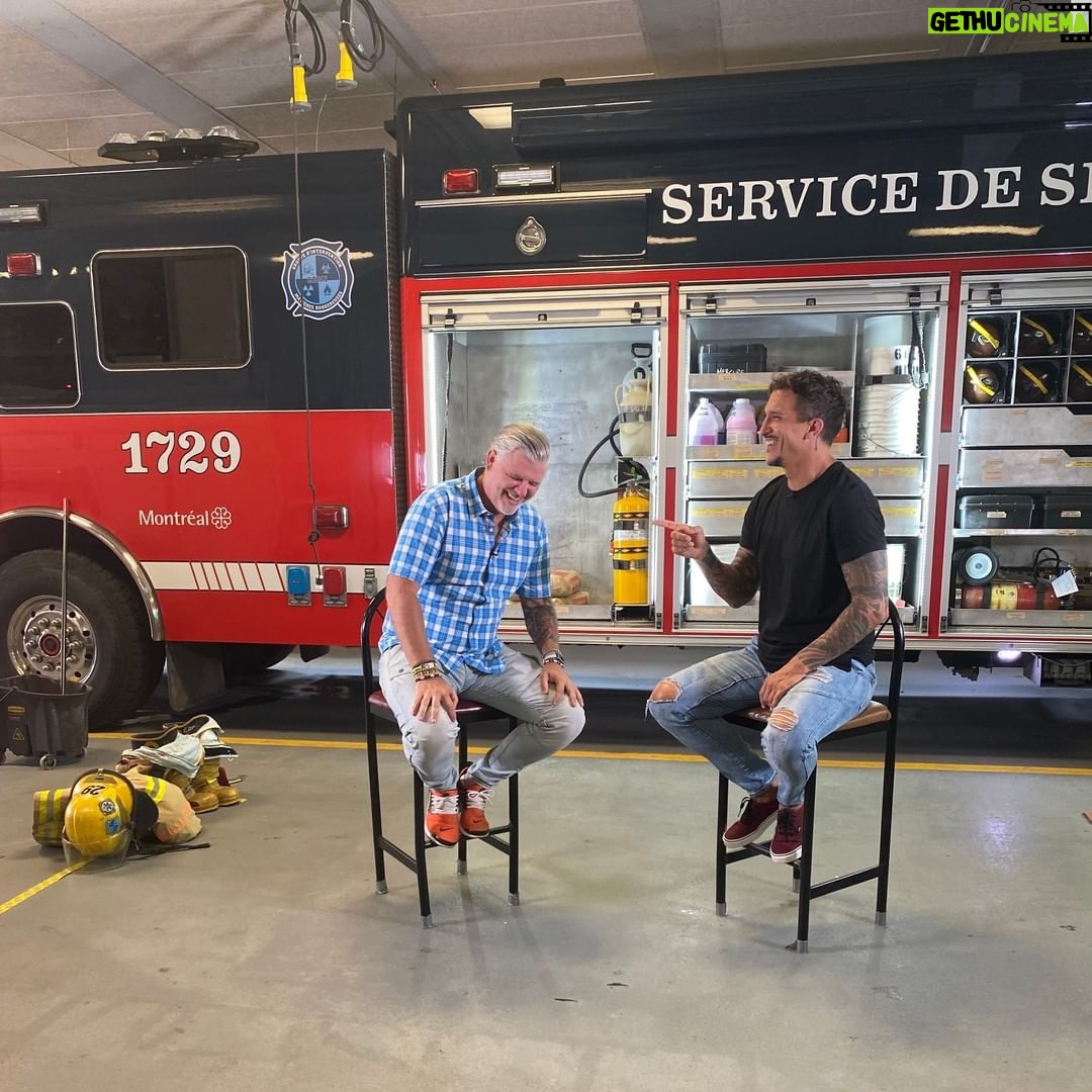 Dominic Paquet Instagram - Salut salut 👋 Ce soir, je serai à @sucresaletva pour jaser avec @francisco.randez. On était dans une caserne de pompiers pis j’ai même essayé le kit complet. Pensez-vous que j’ai des chances de faire le calendrier? 😅 Manquez pas ça à 18h30 à @tvareseau. 📷 Daphnée Chartrand