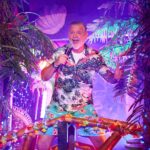 Dominic Paquet Instagram - Récemment, j'ai fait un tournage au Coconut Bar Trois-Rivières et j’peux enfin vous en parler! 😃 C’était pour la série POUR UN SOIR SEULEMENT produite par @primevideoca avec @juste_pour_rire. Y’aura 4 épisodes au total, animés par des humoristes différents et tournés dans des lieux avec des thématiques spéciales. Dans le mien, j’vous emmène en vacances au fameux Coconut Bar. 🌴🍹 Ben hâte que vous puissiez voir ça cet automne!