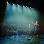 Dominic Paquet Instagram - Petite photo souvenir de mon passage au @theatreducuivre à Rouyn devant une salle ben pleine! On remet ça jeudi à LaSalle, vendredi pis samedi à Brossard et dimanche après-midi à Montréal. Les billets sont disponibles sur mon site. Merci à @louis_jalbert_photographe pour la photo!