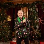 Dominic Paquet Instagram - Comme vous le remarquerez, j’ai sorti mon plus bel habit pour participer à l’émission En attendant le réveillon! 😅🎄 Un p’tit party ben l’fun animé par @mariemaireal et Antoine Vézina pour célébrer le temps des Fêtes. Manquez pas ça ce soir à 19h sur @noovo.ca. 📷: @sachabourque