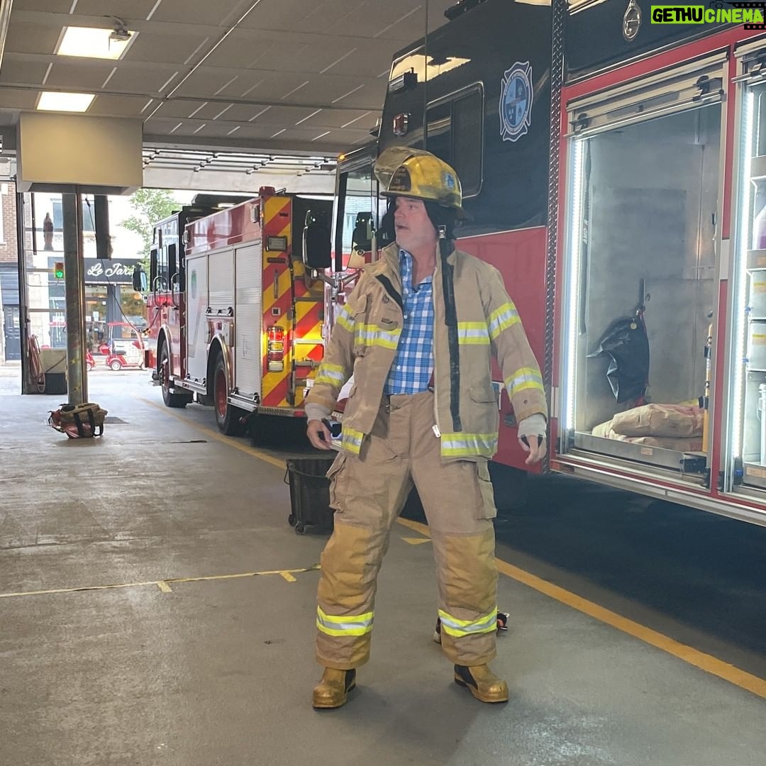Dominic Paquet Instagram - Salut salut 👋 Ce soir, je serai à @sucresaletva pour jaser avec @francisco.randez. On était dans une caserne de pompiers pis j’ai même essayé le kit complet. Pensez-vous que j’ai des chances de faire le calendrier? 😅 Manquez pas ça à 18h30 à @tvareseau. 📷 Daphnée Chartrand