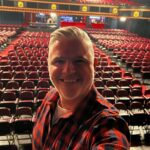 Dominic Paquet Instagram - Grosse soirée pour moi la gang! C’est la première médiatique de mon show Laisse-moi partir à l’@olympiamontreal. J’suis ben fébrile! 😀 Olympia de Montréal