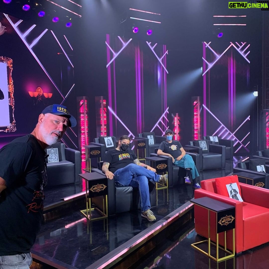 Dominic Paquet Instagram - Ah ben! Regardez donc avec qui je me retrouve sur le plateau du Grand bien-cuit de mon bon chum @pa_cest_moi! Ben content d’animer ça ce soir à @comediha! Vous pourrez le voir bientôt dans vos télés. 😀👍