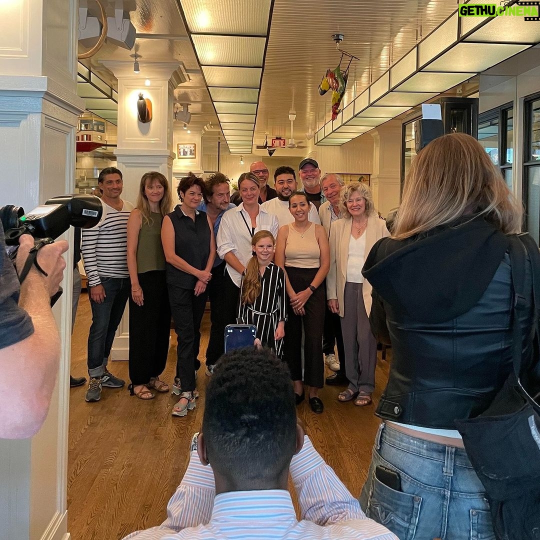 Dominic Paquet Instagram - Vraiment content de vous annoncer que j'aurai un petit rôle dans le film Le chef et la douanière, avec toute cette belle gang-là. C’est le prochain long-métrage de Manon Briand pis on commence les tournages dans les prochaine semaines. J’ai ben hâte! 😀👍