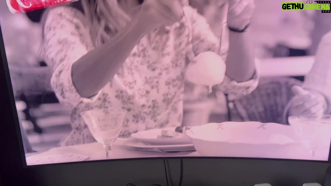 Dominic Paquet Instagram - Mon ami Serge Dupreuil m’a dit qu’il entendait fromage Gangbang dans la pub pis la Cets juste ça que j’entends 🤦♂️🤷♂️