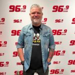 Dominic Paquet Instagram - Vraiment content de vous annoncer que je débarque sur les ondes du @ckoi969 cet automne! 😀🎉 Je ferai partie de la gang de Debout les comiques et serai là à tous les mercredis dès le 21 août. J’ai ben hâte! À bientôt.