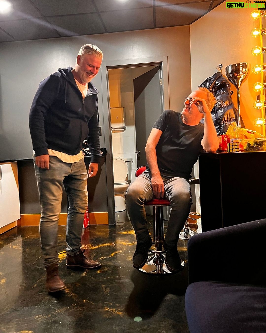 Dominic Paquet Instagram - Plus que quelques heures avant mon show à l’@olympiamontreal. Ben hâte de monter sur scène pour vous faire rire! 😀 Y reste encore des billets pour la représentation de ce soir pis celle de demain aussi. Si jamais ça vous tente de voir ça : dominicpaquet.com