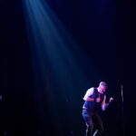 Dominic Paquet Instagram - J’suis ben content d’aller vous voir un peu partout au Québec cet hiver pour vous présenter mon spectacle Laisse-moi partir. D’ici le mois d’avril, voici les dates où il reste encore quelques billets. 👇 26 jan. – Rivière-des-Prairies 10 mars – Brossard 17 mars – Québec 26 mars – Gatineau 29 mars – La Tuque 30 mars – Saguenay Et pour le reste de la tournée 👉dominicpaquet.com. On s’voit où? 📸Éric Myre