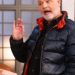 Dominic Paquet Instagram - @dominic_paquet_humoriste: toujours prêt à rendre «service»… 🫠 👉 Ne manquez pas son passage chez Alexandre Barrette ce mercredi soir 19h30 à @tvareseau et TVA+