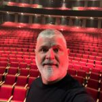 Dominic Paquet Instagram - Une p'tite selfie d'avant show à la @salle_albert_rousseau! En plus de ce soir, j’y serai aussi demain. Y reste encore quelques billets si jamais vous êtes dans l’coin. ON L’FAIT? 😃 Pour toutes les autres dates de la tournée : dominicpaquet.com Salle Albert-Rousseau