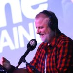 Dominic Paquet Instagram - Aujourd’hui, c’est la Journée mondiale de la radio. J’voulais juste vous remercier d’être à l’écoute d’À la semaine prochaine à tous les samedis. J’suis vraiment reconnaissant de faire partie de cette belle gang-là depuis 10 ans. J’ai tellement de fun à chacun des enregistrements. 😀 Si vous l’avez jamais écouté, toutes les émissions sont disponibles sur le site d’@icircpremiere.