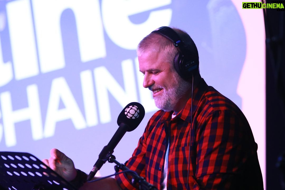 Dominic Paquet Instagram - Aujourd’hui, c’est la Journée mondiale de la radio. J’voulais juste vous remercier d’être à l’écoute d’À la semaine prochaine à tous les samedis. J’suis vraiment reconnaissant de faire partie de cette belle gang-là depuis 10 ans. J’ai tellement de fun à chacun des enregistrements. 😀 Si vous l’avez jamais écouté, toutes les émissions sont disponibles sur le site d’@icircpremiere.