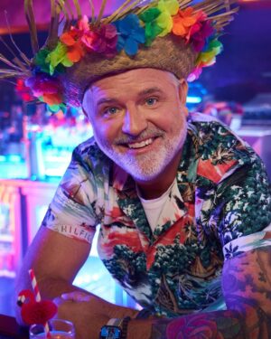 Dominic Paquet Instagram - La gang, mon show spécial tourné au Coconut Bar de Trois-Rivières l’été passé est disponible sur @alloprimevideo dès aujourd’hui. 😀🌴
Ça s’appelle POUR UN SOIR SEULEMENT pis j’pense que vous allez ben aimer ça! 

C’est une émission de 60 minutes avec comme invités mes amis @melanieghanime, @realbelandofficiel, @maximmartinhumoriste, @melaniecouturehumoriste pis @alex_barrette. Vous me direz ce que vous en pensez!