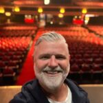 Dominic Paquet Instagram - Stand-by 1 heure avant le début de mon show! J’suis à l’@olympiamontreal pour un 2e soir de suite pis j’ai ben hâte de vous voir. 😀 Si vous avez pas encore vu Laisse-moi partir, toutes les dates de la tournée sont sur mon site : dominicpaquet.com