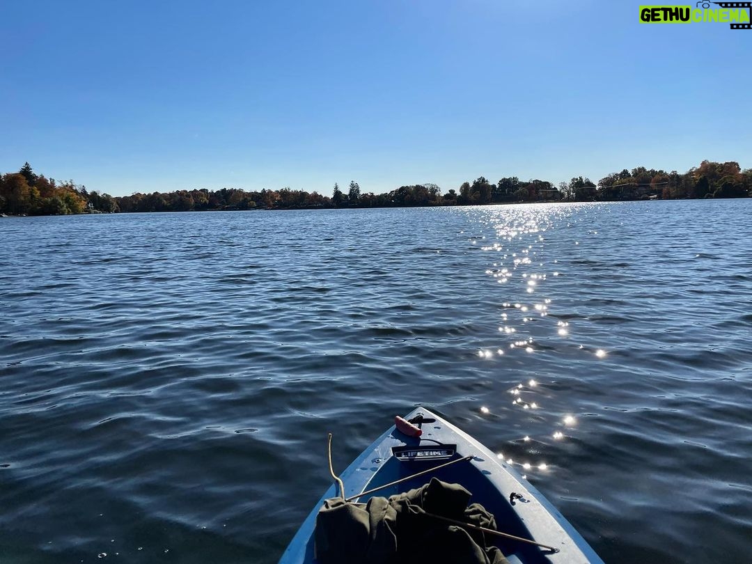 Dominick Reyes Instagram - Laps around the pond #kayak #cardio #peace