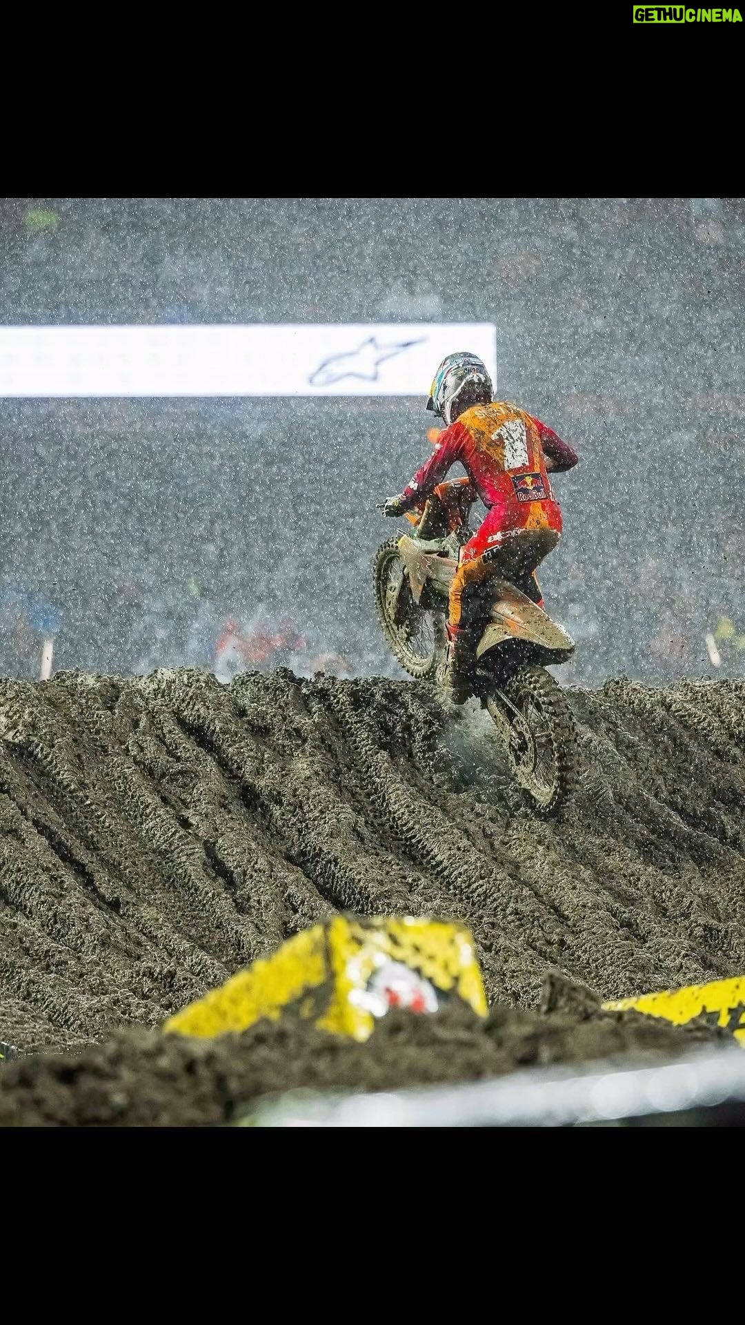 Dominick Reyes Instagram - Supercross tonight was mad! Sick photos by @trevornelsonofficial What a tough test in the mud! @amasupercross @monsterenergy @chasesexton @ktmfactoryracing @supercrosslive