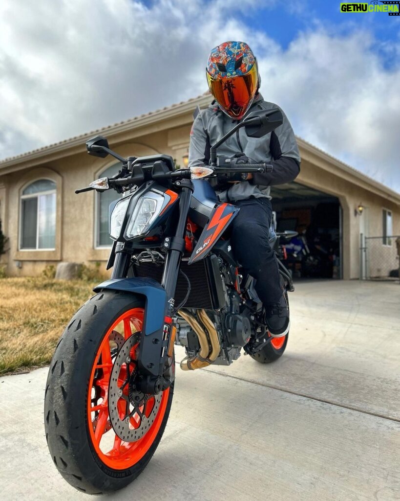 Dominick Reyes Instagram - Setting up a group ride this spring up the PCH. Comment if you are in! 🏍️🛵🦼🛣️ #ktm #duke890r #victory #vegas #8ball #harley #yamaha #triumph #ducati #honda #spring #ride #pch