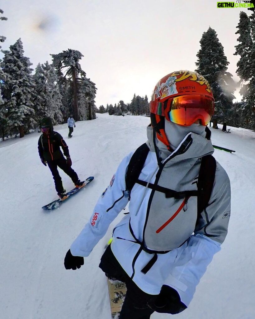 Dominick Reyes Instagram - See you guys Sunday in Mammoth 🦣 #birthdayshred #stoked #snowboarding #bigbear #nasa #space #snow #groupboard #686 #smithoptics