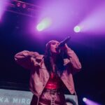 Dominika Mirgová Instagram - Je toho tak veľa, čo by som vám povedala…začnem sobotou ✨ Bratislava @wavefestival.sk @refinery_gallery_official 🔥 to čo bolo?? @simonahegerova ďakujem za priestor, že sme konečne spolu mohli oficiálne zdielať jeden stage a jedno nádherné publikum 🙏🏼 vážim si podporu každej ženskej interpretky! ❤️ pre mňa to bol rozhodne zážitok a spoločne s @dj_grimaso a čajočkami z @flavourofkajla sme si to poriadne užili 🔥👯‍♀️ ĎAKUJEMEEEEEEEEEE ségry !!!!!!! 👭🫶🏼 aj za nádherné fotky od @richard_zimm a @matejgurin 🙏🏼 a za extrémnu grafiku albumu Wonder Woman za mojim chrbtom od @dsfx_team 👌🏼 refinery gallery