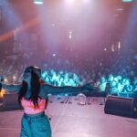 Dominika Mirgová Instagram - Je toho tak veľa, čo by som vám povedala…začnem sobotou ✨ Bratislava @wavefestival.sk @refinery_gallery_official 🔥 to čo bolo?? @simonahegerova ďakujem za priestor, že sme konečne spolu mohli oficiálne zdielať jeden stage a jedno nádherné publikum 🙏🏼 vážim si podporu každej ženskej interpretky! ❤️ pre mňa to bol rozhodne zážitok a spoločne s @dj_grimaso a čajočkami z @flavourofkajla sme si to poriadne užili 🔥👯‍♀️ ĎAKUJEMEEEEEEEEEE ségry !!!!!!! 👭🫶🏼 aj za nádherné fotky od @richard_zimm a @matejgurin 🙏🏼 a za extrémnu grafiku albumu Wonder Woman za mojim chrbtom od @dsfx_team 👌🏼 refinery gallery