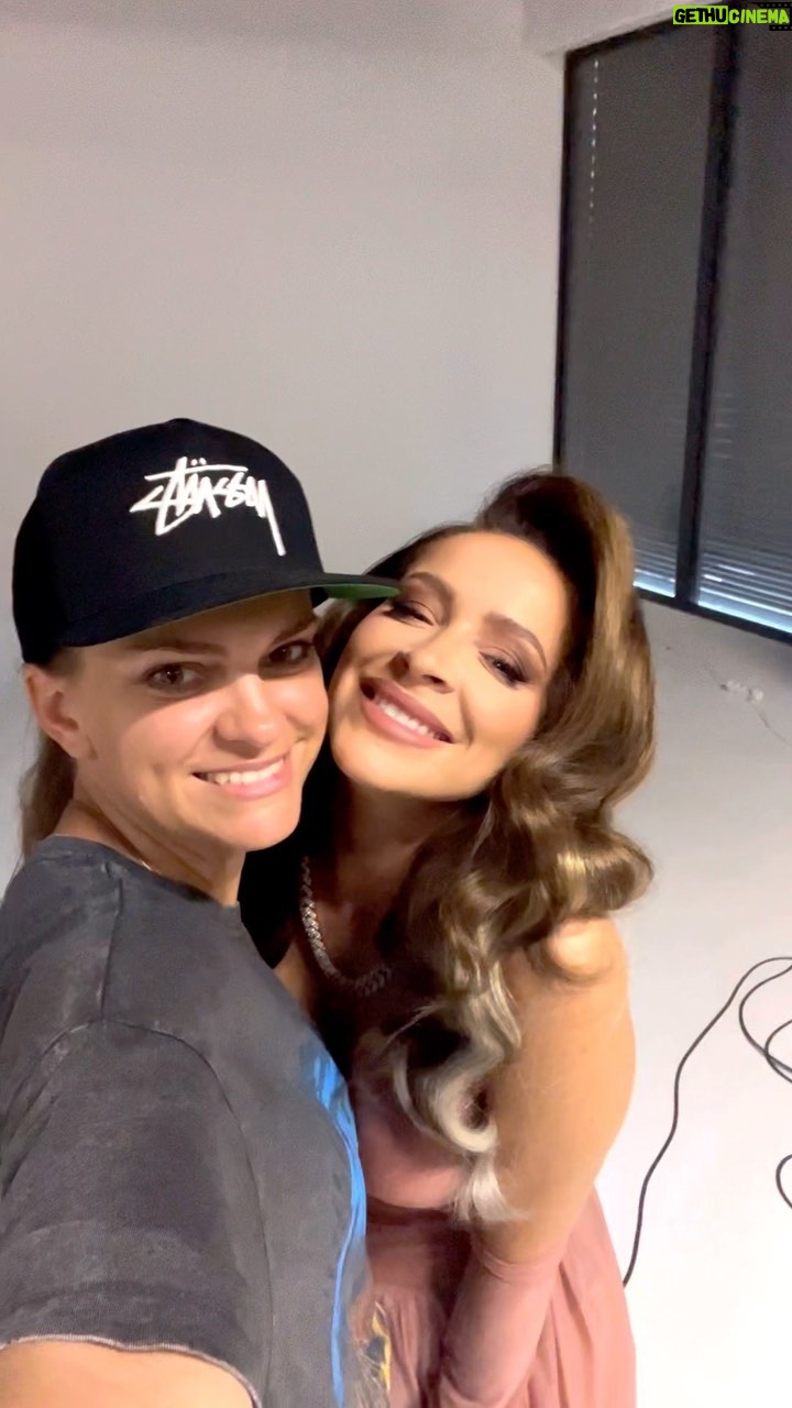 Dominika Mirgová Instagram - Kuk do bekstejďžu z fotenia coveru nového albumu Wonder Woman od @dominikamirgovaofficial Inak okrem tancovania v zákulisí😂 som aj Domči šaty ušila na fotenie😜🪡👗 Šikovní tím ľudí⬇️ 📸 @kerollajn_b.photography 💇♀️ @jirko_blatny_official 💄 @jessica.malba 👗 @anci.strike 💍 @egne_sperky #backstage #dress #photoshoot #photo #photography #nudedress #beautiful #cover #album #wonderwoman #dominikamirgova Bratislava, Slovakia