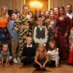 Dominika Mirgová Instagram - Skladba Šukar gili dnes zdolala svoj prvý milión a ja by som sa vám všetkým chcela poďakovať za vašu priazeň a za to, ako vám táto skladba robí krajšie a radostnejšie dni 🥹🙏🏼 Vidím všetky vaše videá a teším sa spolu s vami ❤️ Je to tam!!! Konečne!! 🥲💪🏼🥳🍾 Ďakujem dievčatá @bagarovamonika a @anitasoulofficial a gratulujem nám 👏🏼 Na fotke je skoro celý štáb a komparz z tohto natáčania. Moja rodina, blízky, kamaráti, tanečníci, môj team 🫶🏼 ĎAKUJEM vám všetkým!