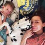 Dominika Mirgová Instagram – Tak a máme doma maróda 🤧 ale chvalabohu s úsmevom na tvári 😏 
Však keď má takúto štvornohú opatrovateľku, čo by nie 🐶😂
Toto dieťa zatiaľ všetky choroby zvládlo bezproblémovo, chvalabohu 🙏🏼 len tieto prechody z tepla na zimu nám robia občas problémy. Potrebujeme naštartovať imunitu a preto sa chcem spýtať: “mamičky, čo dávate v tomto období deťom na podporu imunity? Čo máte najviac osvedčené?”

Za každé odporúčanie vopred ďakujem a ak ste na tom doma podobne, želáme skoré uzdravenie ❤️