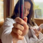Dominika Mirgová Instagram - Tak toto je moje posledné testovanie tejto riasenky Thrill seeker od Rimmel s 5 ULTRA 👏🏼 V predchádzajúcich videách ste videli moje náročne dni, kde som mala riasenku aplikovanú a odkedy ju mám používam iba túto 🔥 Posledné testovanie padlo na deň, kedy točím videoklip, čo znamená behačky, točenie, prezliekanie, presúvanie sa z miesta na miesto a špirála to super zvládla 👌🏼 Snažila som sa nepoužívať riasenku iba v bežných dňoch, ale chcela som, aby ste ju videli práve v takýchto náročnejších podmienkach. Táto špirála si získala moje srdce ❤️ a som s ňou naozaj veľmi spokojná!! Ak ste ju ešte nevyskúšali určite chodte do toho! 💪🏼 @rimmellondonczsk #RimmelLondon #LiveTheLondonLook #ThrillSeeker #ChillToThrill #ThrillSeekerPitchBlack 5xULTRA