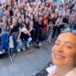 Dominika Mirgová Instagram - Dnes som si fakt nebola istá, či to dám. Ráno som ešte ležala “polomŕtva” na posteli 🤢 v poslednej dobe to hrotím viac, ako by som mala a moje telo si pýta svoju daň. Ale táto jeden a poldňová virózová pliaga ma kľudne mohla obísť 🙈 nehnevala by som sa. 😂Ďakujem, že som dnes aj napriek bolestiam a vyčerpanosti mohla stáť na pódiu ! ĎAKUJEM všetkým ľuďom okolo mňa, ktorí sa o mňa starajú a pomáhajú mi ❤️ Ďakujem vám ČADCA za energiu , ktorú ste mi dnes počas koncertu posielali 🥹 bez nej by som už bola k.o. a nie na ceste na ďalší koncert 🙏🏼 Držte palce 💪🏼 Záječí idem za vami 🙋🏽‍♀️ Čadca