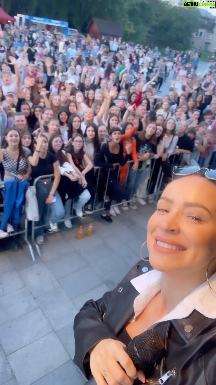 Dominika Mirgová Instagram - Dnes som si fakt nebola istá, či to dám. Ráno som ešte ležala “polomŕtva” na posteli 🤢 v poslednej dobe to hrotím viac, ako by som mala a moje telo si pýta svoju daň. Ale táto jeden a poldňová virózová pliaga ma kľudne mohla obísť 🙈 nehnevala by som sa. 😂Ďakujem, že som dnes aj napriek bolestiam a vyčerpanosti mohla stáť na pódiu ! ĎAKUJEM všetkým ľuďom okolo mňa, ktorí sa o mňa starajú a pomáhajú mi ❤️ Ďakujem vám ČADCA za energiu , ktorú ste mi dnes počas koncertu posielali 🥹 bez nej by som už bola k.o. a nie na ceste na ďalší koncert 🙏🏼 Držte palce 💪🏼 Záječí idem za vami 🙋🏽♀️ Čadca