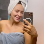 Dominika Mirgová Instagram - Ahojte 🙋🏽‍♀️ chcela by som vám predstaviť novú radu L’Oréal Paris Elseve Bond Repair od @lorealparis ktorá obsahuje obnovujúci komplex s kyselinou citrónovou a vlas hlbkovo regeneruje a vyživuje z vnútra 💪🏼 Kedže ja svoje vlasy vystavujem neustálemu riziku, tak ako aj navonok potrebujú určite starostlivosť aj zvnútra. Práve preto som vyskúšala túto novú radu ktorá pozostáva z 3 krokov 🙌🏼 1 krok, ktorý som si naniesla je pred-šamponová starostlivosť ktorá úžasne voní 😍 a mal veľmi príjemnú konzistenciu, obsahuje 12 % obnovujúceho komplexu s kyselinou citrónovou, ktorá nasýti vlasy a obnoví vlasové väzby zvnútra aj zvonka. Produkt aplikujete na mokré vlasy pred použitím šampónu, nechá sa pôsobiť 5 minút, po opláchnutí nasleduje 2 krok, šampón, ktorý obsahuje 5% obnovujúceho komplexu s kyselinou citrónovou pre posilnenie vlasov a posledný 3 krok je kondicionér ktorý obsahuje 10% obnovujúceho komplexu taktiež s kyselinou citrónovou, pomáha obnoviť poškodený vlas 🔥 Výsledný efekt bol úžasný, vlasy sú hebkejšie, majú lesk a sú pevnejšie 💁🏽‍♀️ Ďakujem @lorealparis 🙏🏼 #damagedhair #elseve #bondrepair #innovationElseve #hairtalk #elsevestarostlivosťovlasy #spolupraca