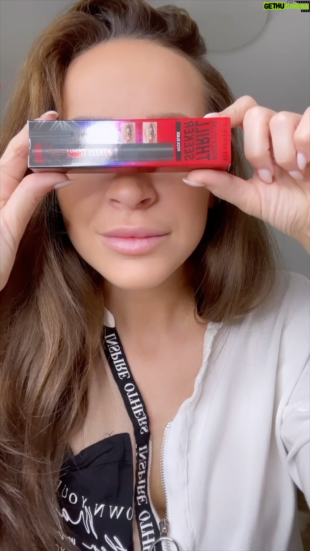 Dominika Mirgová Instagram - Ahojte dievčatá 🙋🏽♀️ mám pre vás novinkuuu 🔥 Ani neviete, ako ma teší, že som začala konečne spolupracovať s “makeup” produktami, konkrétne táto špirála je za mňa TOP! Testujem ju už pár týždňov a toto bol môj prvý testovací deň, ktorý bol nahrávací, takže špirála nanesená na riasy ráno a príchod domov bol o 2 v noci 🙈😅 VYDRŽALA 🔥🔥 Určite si ju zamiluješ ❣️Je to najnovšia špirála od @rimmellondonczsk a jej 5 ULTRA sú top ultra! ULTRA ČIERNA, ULTRA OBJEM, ULTRA DĹŽKA, ULTRA SEPARÁCIA A ULTRA VÝDRŽ a obsahuje ešte aj zložku panthenol 🫶🏼 #RimmelLondon #LiveTheLondonLook #ThrillSeeker #ChillToThrill #ThrillSeekerPitchBlack 5xULTRA