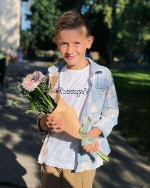 Dominika Mirgová Instagram - Je to tu 🙌🏼 máme doma tretiaka 🥹 tak nám začínajú opäť povinnosti a pribudli aj nové predmety. Peťko sa teší na vlastivedu 🌍 no to som zvedavá, ako dlho ho to bude baviť 😊 všetkým rodičom želám veľa síl a trpezlivosti v novom školskom roku ✊🏼
