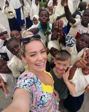 Dominika Mirgová Instagram - Skvelé správy 🔥 Máme hotový klip ZANZIBAR ✨ uff, to bolo roboty 😅 
Celý mesiac triedenia záberov a strihania, popri tvorení albumu, koncertov a xy inej roboty. 
Toto bude môj prvý postrihaný klip 🙌🏼 zvládla som to 💪🏼🥹 a vy si ho budete môcť pozrieť už ZAJTRA! 😘

Majte peknú sobotu 🙋🏽‍♀️ ja ju trávim v Čechách na futbalovom turnaji tohto nášho malého Ronalda 💙