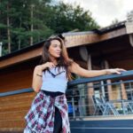 Dominika Mirgová Instagram - Tak sem sa určite ešte vrátim 🥹 pozrite kde som trávila tieto 4 dni ❤️ miesto kde nevieš aký je čas, spánok nemá limit a nepotrebuješ ani mobilný telefón 😌 pre mňa to bol doslova reset! 🤟🏼 síce krátky, ale stačil na nabratie nových síl, ktoré budú potrebné na dokončovanie albumu 🔥 @mountainchaletsvalca ďakujem za nádherný predĺžený víkend v srdci malej Fatry 🏔️✨ Valčianska dolina
