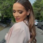 Dominika Mirgová Instagram - Na premiéru slovenského filmu kde Domka dostala aj menšiu rolu sme vymysleli takýto zaujímavý makeup look. Čo vy na to ? 🫶🏽 🎬🎬🎬🎬🎬🎬🎬🎬🎬🎬🎬🎬 Vlasy: @jirko_blatny_official Makeup: @jessica.malba #makeup #mua #makeupbratislava #makeupartist #makeuppoprad #makeupaddict #makeuplover #makeuplook #makeupartistsworldwide #beauty #contour #mattelipstick #liner #glittereyeshadow #sharplines #hair #curlyhair #curlyhairstyles Bratislava, Slovakia
