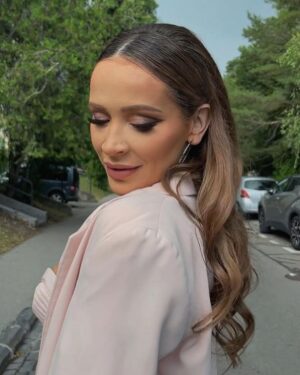 Dominika Mirgová Instagram - Na premiéru slovenského filmu kde Domka dostala aj menšiu rolu sme vymysleli takýto zaujímavý makeup look. Čo vy na to ? 🫶🏽 

🎬🎬🎬🎬🎬🎬🎬🎬🎬🎬🎬🎬

Vlasy: @jirko_blatny_official
Makeup: @jessica.malba 

#makeup #mua #makeupbratislava #makeupartist #makeuppoprad #makeupaddict #makeuplover #makeuplook #makeupartistsworldwide #beauty #contour #mattelipstick #liner #glittereyeshadow #sharplines #hair #curlyhair #curlyhairstyles