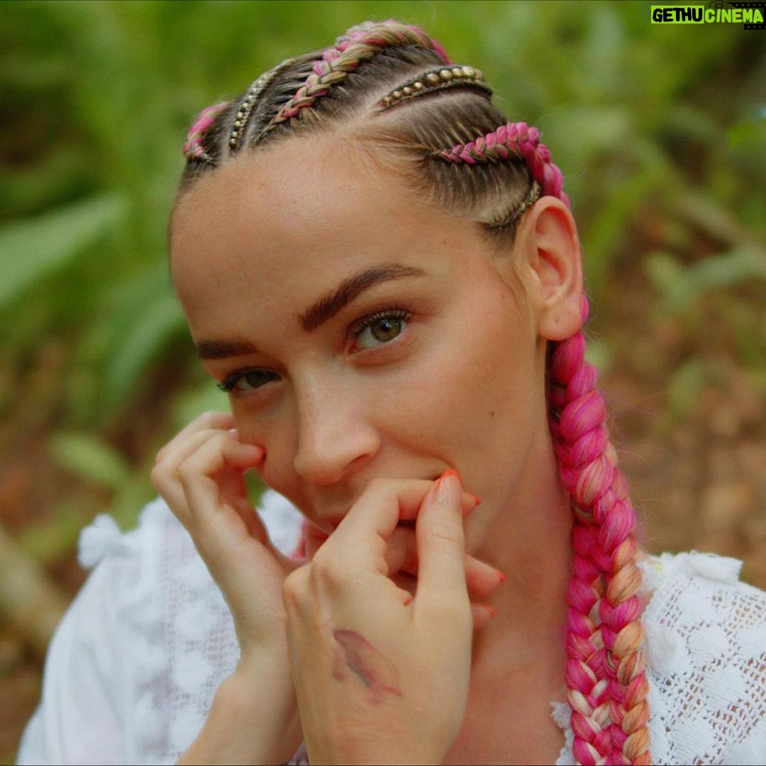 Dominika Mirgová Instagram - Fotka v džungli vyzerá ako dovolenková fotka pri pláži 😂 Áno, môj outfit nebol úplne vhodný do džungle, lenže my sme mali ísť pozrieť opice a odfotiť sa s nimi 🐒😂 o žiadnej hodinovej výprave do džungle sa nehovorilo 😅 ale bol to rozhodne zážitok, ako každý jeden trip na Zanzibare ✨ Či návšteva miestnej školy, pláž The Rockbeach, alebo menší koncert v rezorte @zaria_zanzibar 🥹 ďakujeme aj @_fairtravel_ za tieto nádherné zážitky, ktoré som mohla zdokumentovať a aspoň takto priniesť mojim ľuďom 🎥 Dokonca som prispôsobila aj refrénovú časť textu svahilčine 🙋🏽♀️ Zanzibar vo mne zanechal kus Afriky a preto aj môj nový album #WONDERWOMAN bude inšpirovaný africkými beatmi #iloveit 🔥 “Twende kisiwa huru cha Zanzibar” 🏝️ Videoklip je od nedele ONLINE na mojom ytb channel!! Odkaz nájdete v storkách alebo v BIO! Na streamoch už čoskoro 🙌🏼 Zanzibar, Tanzania