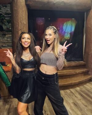 Dominika Mirgová Instagram - Toto je bckstg z točenia Bday 🎉
Vždy som chcela skladbu, ktorú pustím mojim blízkym na narodeninovej oslave 🥳 tak som takú spoločne s @adiss_og vyrobila a pozvala do nej moju @ronieofficial 👯‍♀️ prichystala som jej tajnú oslavu v @mountainchaletsvalca spolu s krásnymi ženami z Valče ❤️ a vizuál je na svete ! ďakujeme za účasť a pomoc 🙏🏼 Bday videoklip máte vonku! Za kamerou tentokrát @geminivideo 👏🏼
Dajte nám vedieť, či sa vám páči 🫶🏼 

Za street oblečenie ďakujeme @buzzsneakerssk 
a smäd na párty nám uhasil @hubertsekt 🍾

Ďakujeme za spoluprácu!