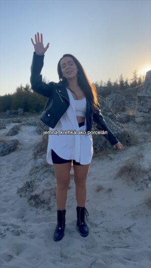 Dominika Mirgová Instagram - “Za každým sa z tých kolien postaví” 💔
Kto sa našiel v tejto skladbe?? 
#brokenheart