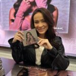 Dominika Mirgová Instagram - Stream z podpisovačky albumu Wonder Woman 🫶🏼 Ak ste si ho ešte neobjednali, tak utekajte na shop rukahore !! Zostáva ešte pár podpísaných kusov✍🏼📀✨🎄 ďakujem že ste sa pripojili 🥹 milujem vás ❤️