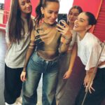 Dominika Mirgová Instagram - Dnes sa na vás budeme pozerať zo stageu v takejto zostave 🎤👯‍♀️ @flavourofkajla už nám chýba na tejto fotke iba @dj_grimaso 🔥vidíme sa a počujeme o 21:30 v @refinery_gallery_official ! Lístky kúpiš aj na mieste 🙌🏼