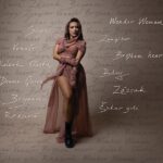 Dominika Mirgová Instagram - Amazonky, Venuše, Ségry ✨ Mám tu pre vás jeden nádherný album, plný skvelej hudby, zaujímavých spoluprác a tie texty?! Myslím si, že sa nájdete v každom jednom 🥹 Plus mám pre vás nový merch, ktorý ti rozhodne nesmie chýbať v šatníku! 🔥 PREDPREDAJ albumu WONDER WOMAN bol spustený aj s novým merchom, ktorý nájdeš na shope @rukahore 🙋🏽‍♀️ Ďakujem všetkým, ktorí sa zapojili do coveru albumu, grafiky a realizovaní tohto môjho ročného diela 📀🫶🏼❤️ @adiss_og @kerollajn_b.photography @jirko_blatny_official @jessica.malba @anci.strike @lujzic97 @maxosramek @littlebeat.studio @dvatritridva @stevie_cikos 💍 @egne_sperky Hostí tu označovať nebudem, to je prekvapko 🤫 WonderWoman